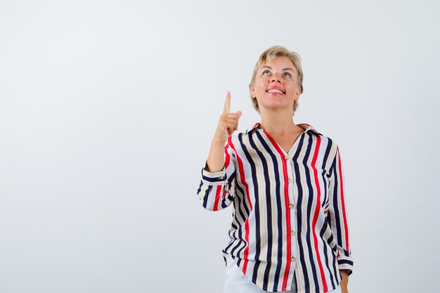 Reife Frau, die im Studio aufwirft