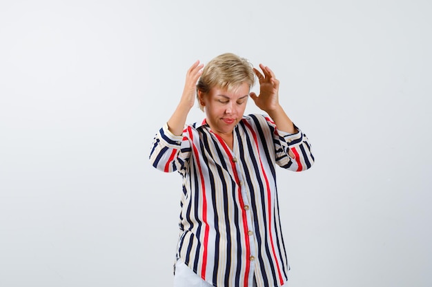 Kostenloses Foto reife frau, die im studio aufwirft