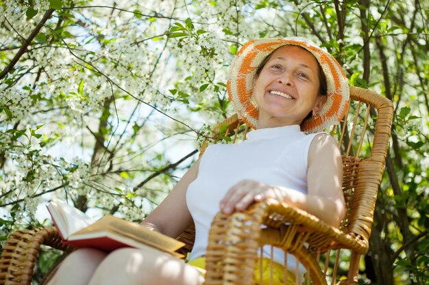 Reife Frau im Frühjahr Garten