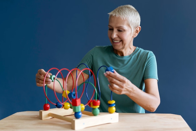 Kostenloses Foto reife frau mit einer ergotherapie-sitzung