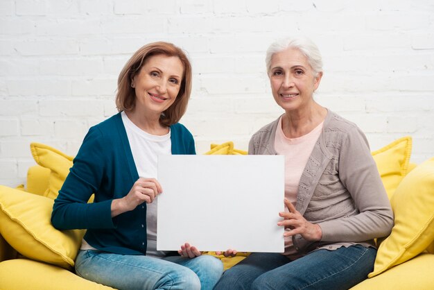 Reife Frauen, die zusammen lächeln