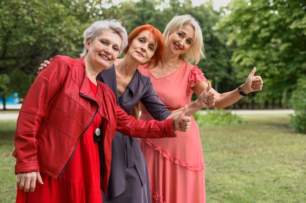 Kostenloses Foto reife frauen zusammen im park