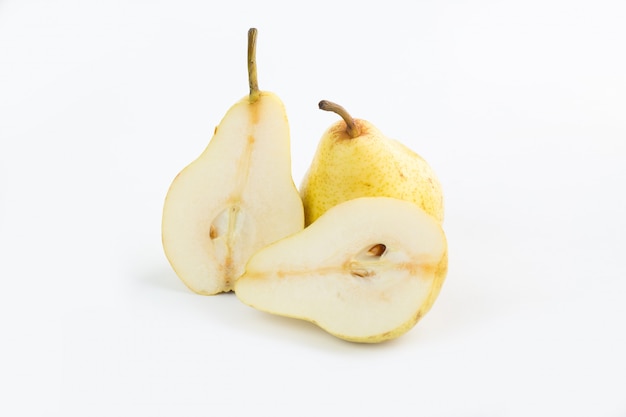 Reife Frucht reife milde saftige halb geschnittene Birne auf Weiß