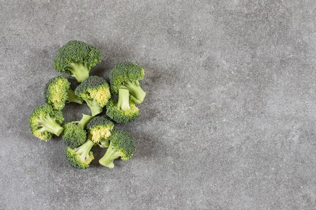 Reife gesunde frische Brokkolis auf Steintisch gelegt.