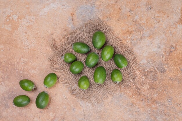 Reife grüne Feijoa auf Marmor