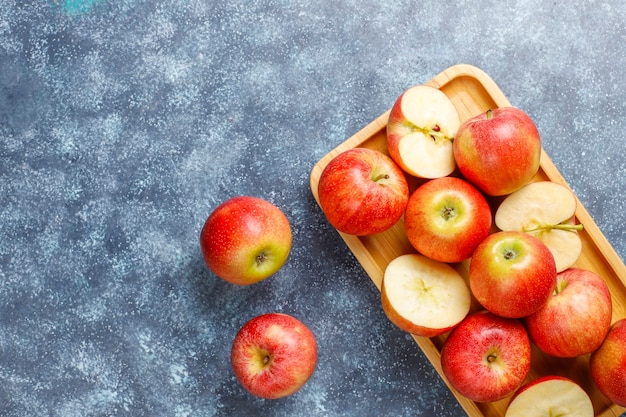 Kostenloses Foto reife köstliche rote bio-äpfel.