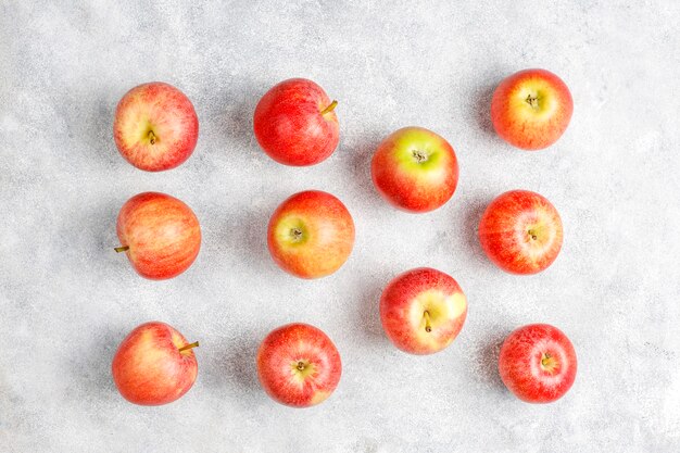 Reife köstliche rote Bio-Äpfel.