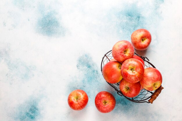 Reife köstliche rote Bio-Äpfel.