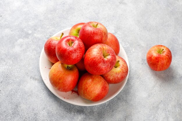 Reife köstliche rote Bio-Äpfel.