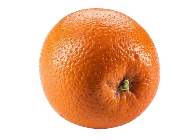 Reife Orange lokalisiert auf weißem Hintergrund mit Kopienraum für Text oder Bilder. Frucht mit saftigem Fruchtfleisch. Seitenansicht. Nahaufnahme.