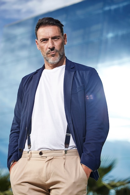 reife posiert mit blauer jacke
