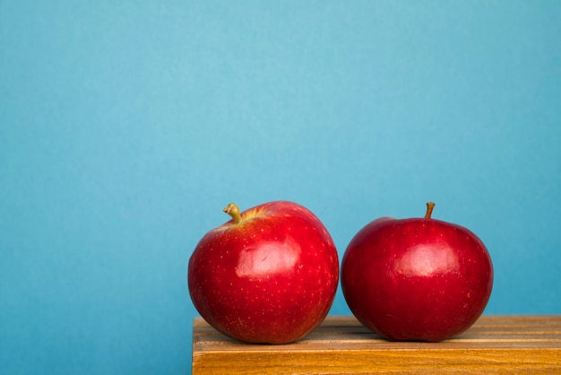 Reife rote Äpfel auf dem Tisch