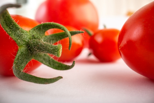 Reife rote Tomaten auf weißem Hintergrund
