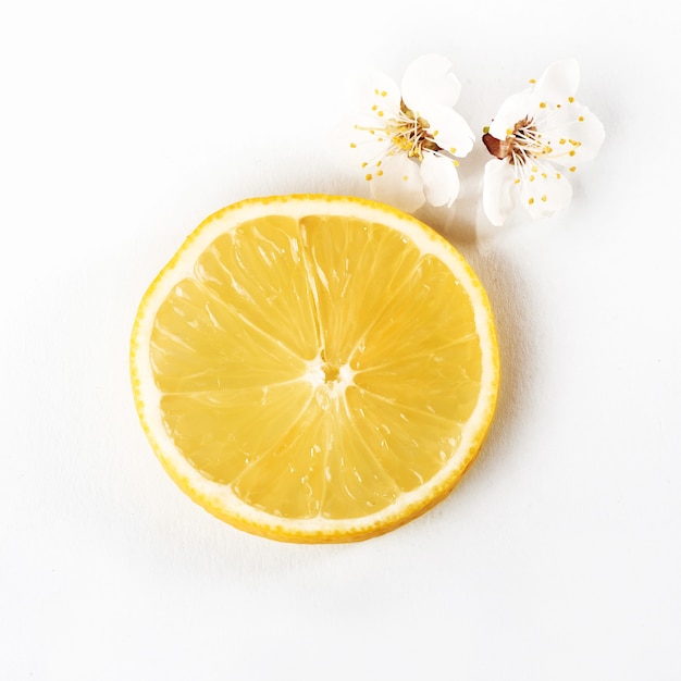 Reife Zitronen-Zitrusfrüchte auf Weiß schneiden.