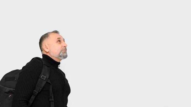 Reifer Mann, der mit Kopienraum aufblickt