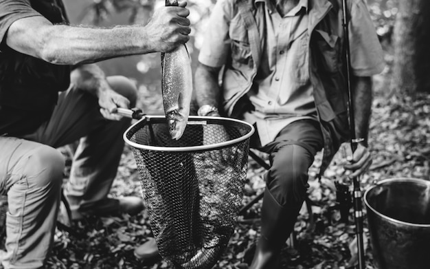 Reifer Mann mit einem frisch gefangenen Fisch