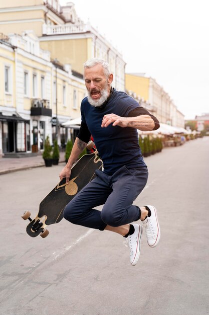Reifer Mann mit nachhaltigem Mobilitätsskateboard