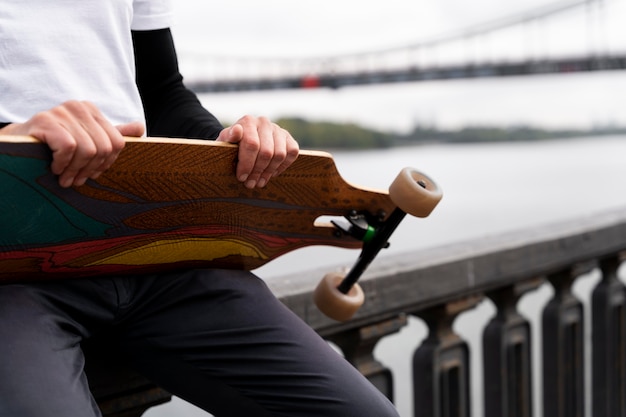 Reifer Mann mit nachhaltigem Mobilitätsskateboard