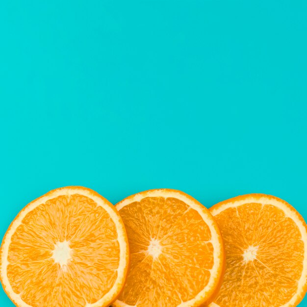 Reihe der geschnittenen saftigen Orange