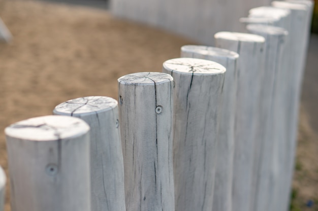 Reihe der weißen Holzstangen an einem Park