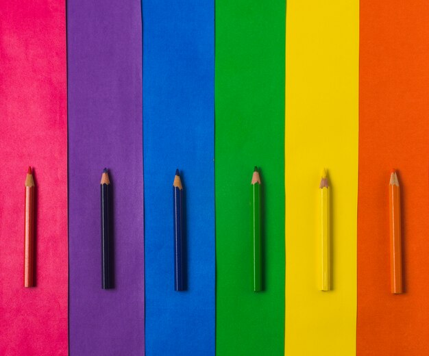 Reihe von Bleistiften und helle LGBT-Flagge