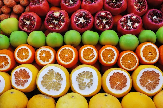 Reihe von Früchten auf dem Markt aus Granatäpfeln und Zitrusfrüchten