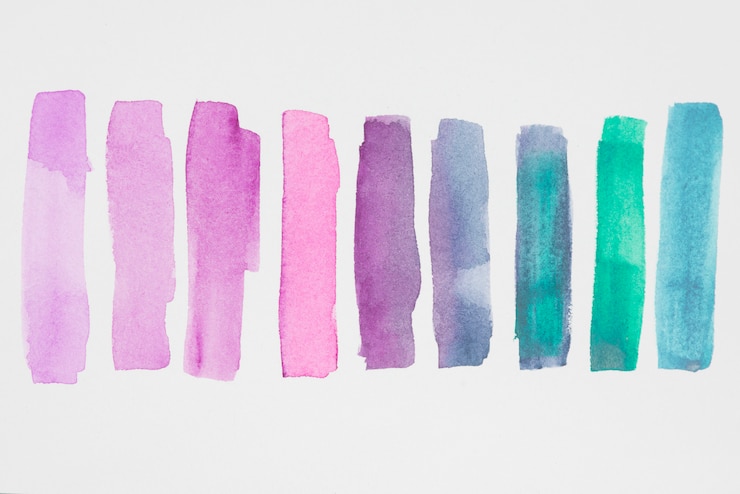 Kostenlose Foto reihe von violetten und blauen lacken auf weißbuch