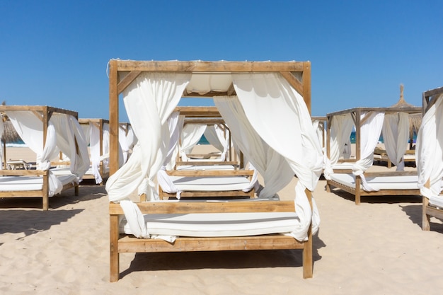 Reihen von Holzüberdachungen am Strand