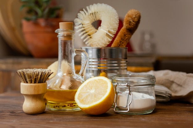 Reinigungsbürsten und Zitronenanordnung