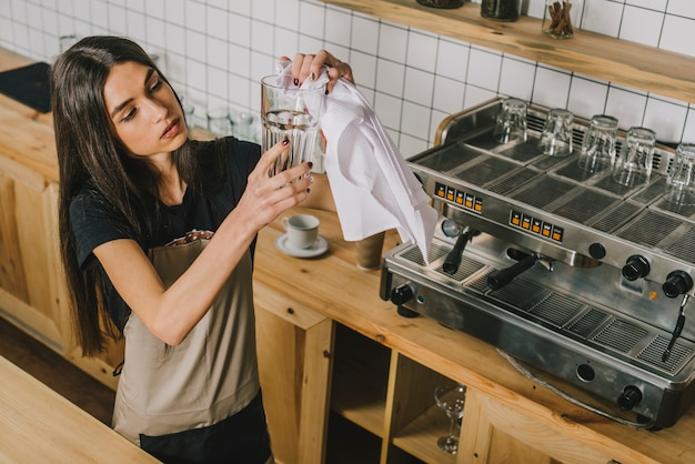 Kostenloses Foto reinigungsglas der jungen frau