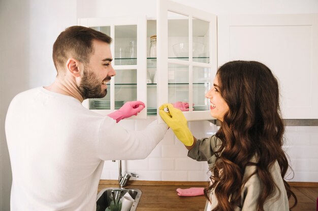 Reinigungsküche der netten Paare zusammen