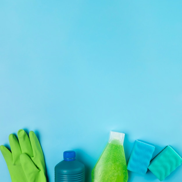 Reinigungsmittelflaschen- und -handschuhanordnung der Ansicht oben