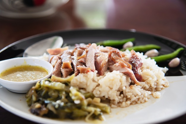 Reis mit dem Schweinefleischbein - berühmtes traditionelles thailändisches Rezept