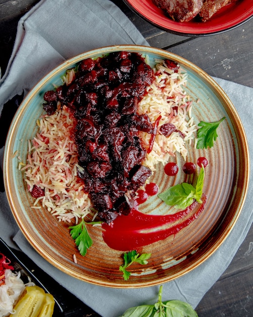 Reis mit Fleisch in Tomatensauce Seitenansicht