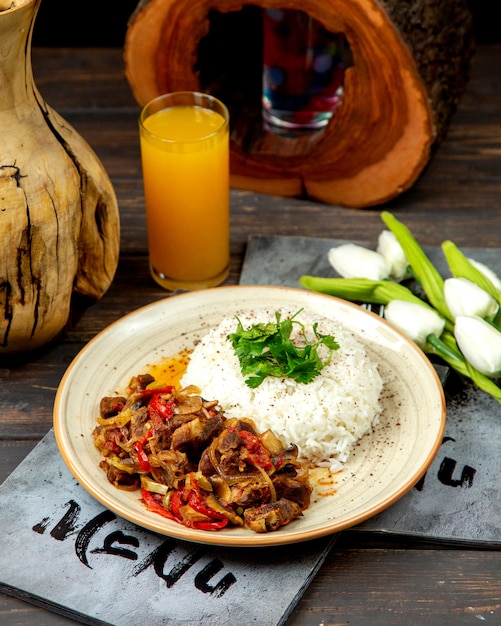 Reis mit gebratenen Fleischzwiebeln und Paprika