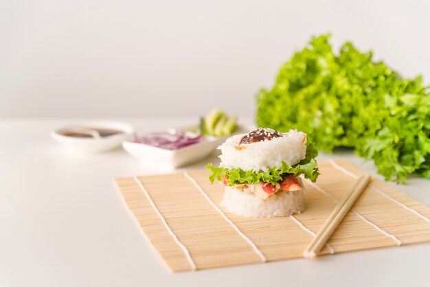 Reisbällchen mit Salat und Meeresfrüchten