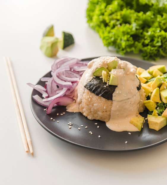 Reisbällchen mit Sauce und Avocado