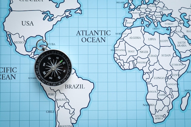 Reiseabenteuer und Urlaubskonzept mit Kompass