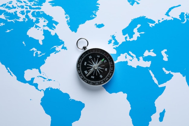 Kostenloses Foto reiseabenteuer und urlaubskonzept mit kompass