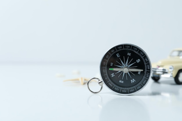 Reiseabenteuer und Urlaubskonzept mit Kompass