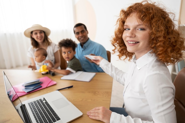 Reisebüro, das seinen Kunden Reiseplanung anbietet