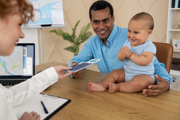 Reisebüro, das seinen Kunden Reiseplanung anbietet