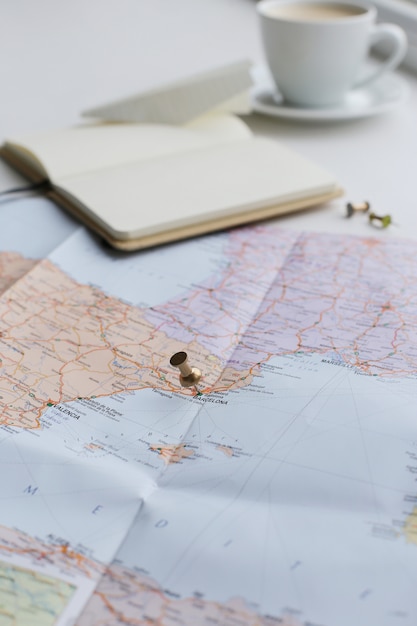 Reisekarte, Tagebuch und Kaffeetasse