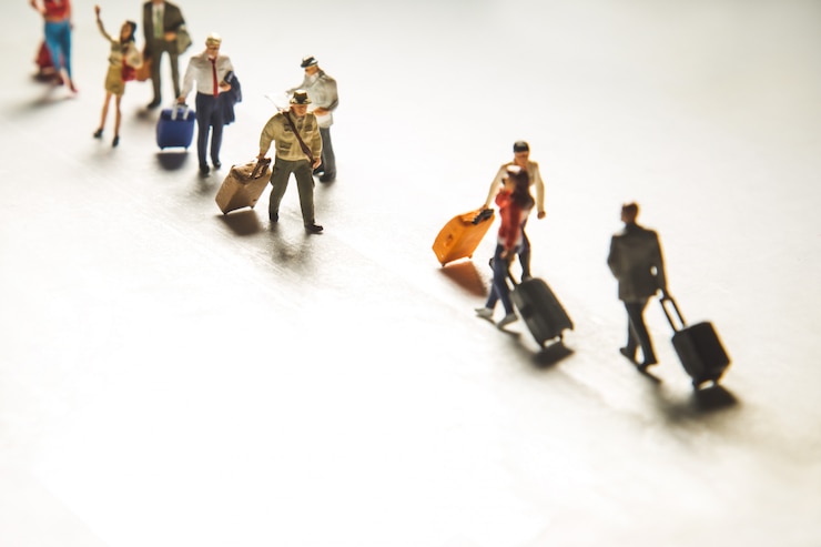 Kostenlose Foto reisekonzept mit einer gruppe von reisenden in miniatur