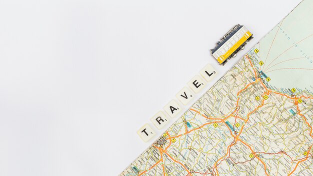 Reisekonzept mit Kartenhintergrund