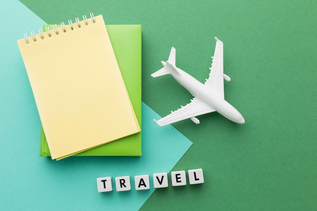Reisekonzept mit weißem Flugzeug und Notizbüchern