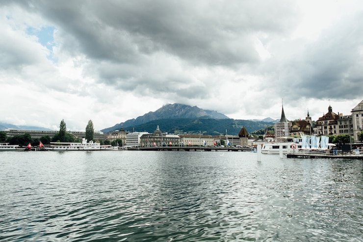 Kostenlose Foto reisen in der schweiz. schöne aussicht auf see in luzern, stadt und berg. tourismus