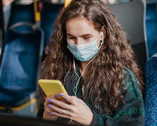 Kostenloses Foto reisen mit dem bus und schutzmaske tragen