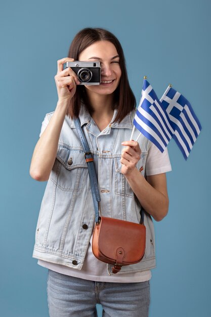 Reisen nach griechenland-konzept mit griechischer flagge