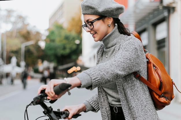 Reisen Sie im Stadtleben mit dem Fahrrad von der Seite